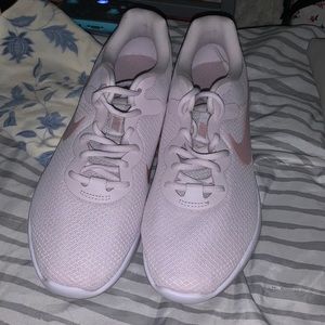 rose gold nike tennis shoes size 10